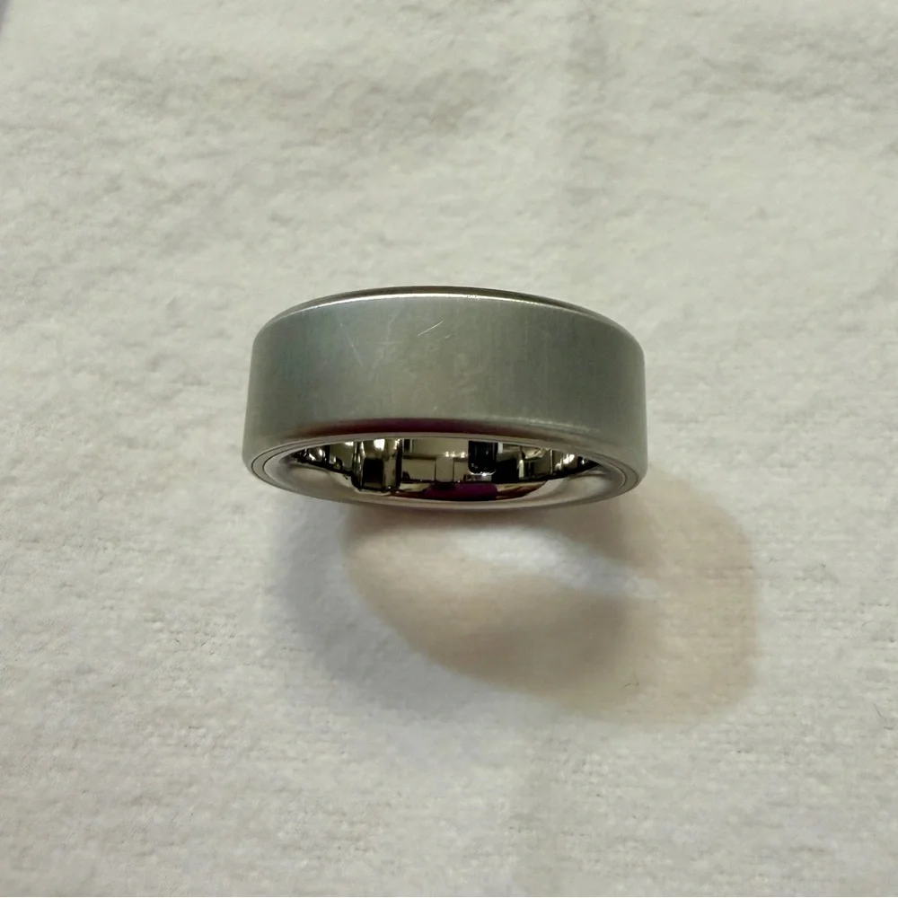 Oura Ring 4 — Brushed Silver, Size 8 With Wireless Charger